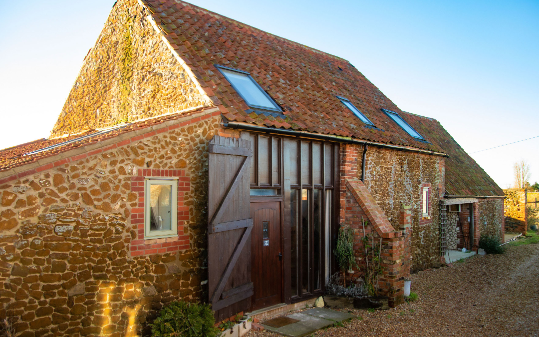Norfolk Coastal Cottages, The Old barn a large self catering cottage right by the beach that is perfect for the whole family