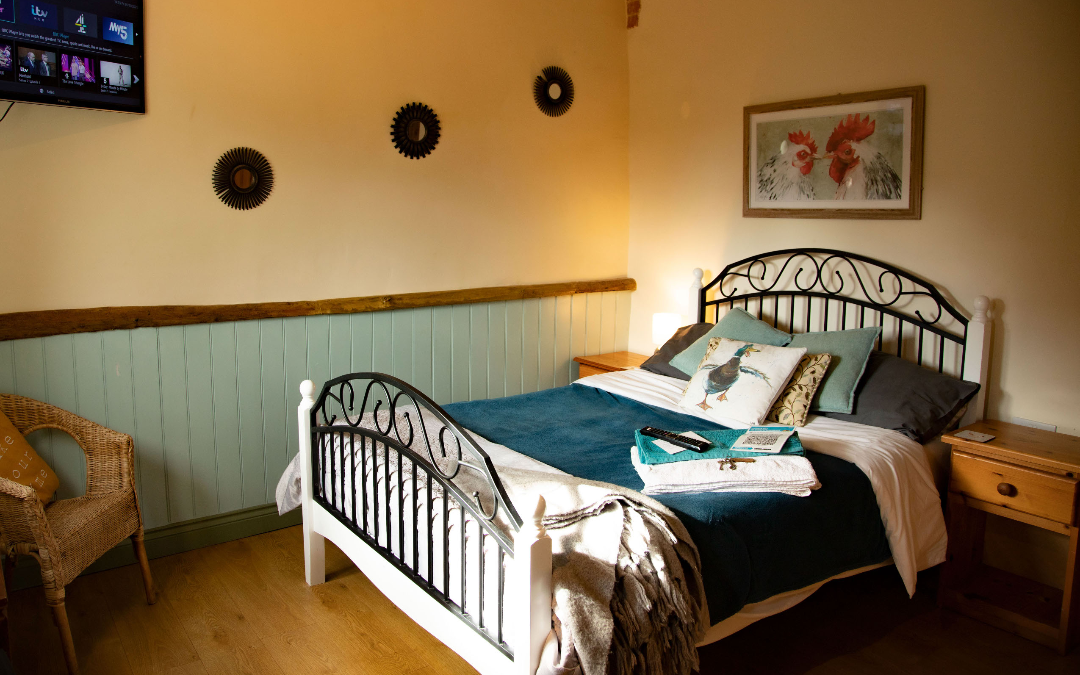 Norfolk Accommodation, The Roost, a country cottage room for two