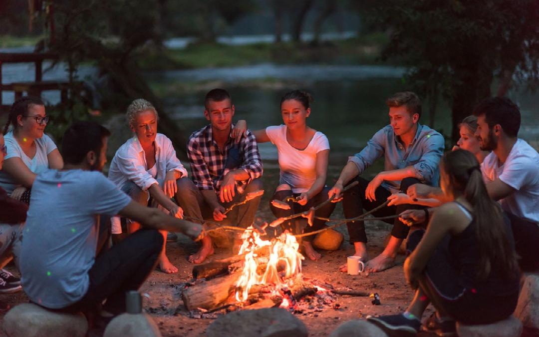 west of wells camping & glamping: Cooking sausages on a campfire