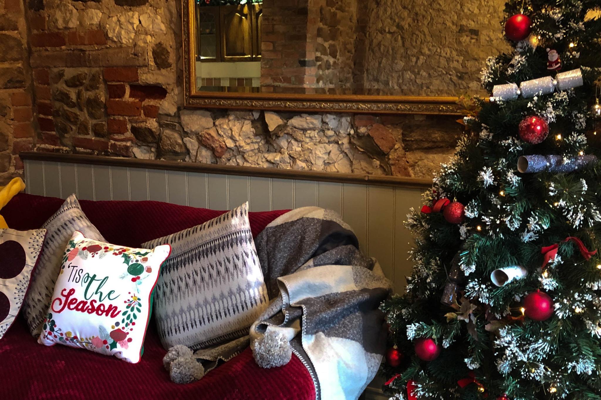 CHRISTMAS DECORATED COTTAGES TO RENT