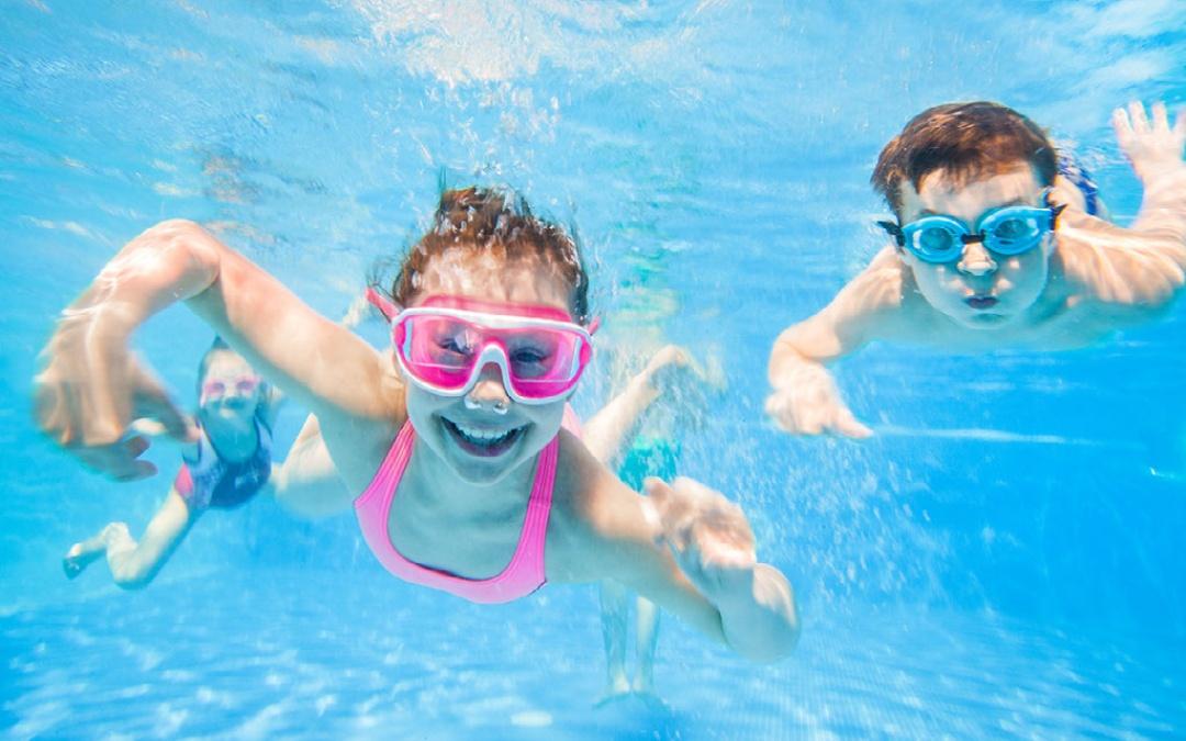 Kids swimming and having fun - Hunstanton Holidays 