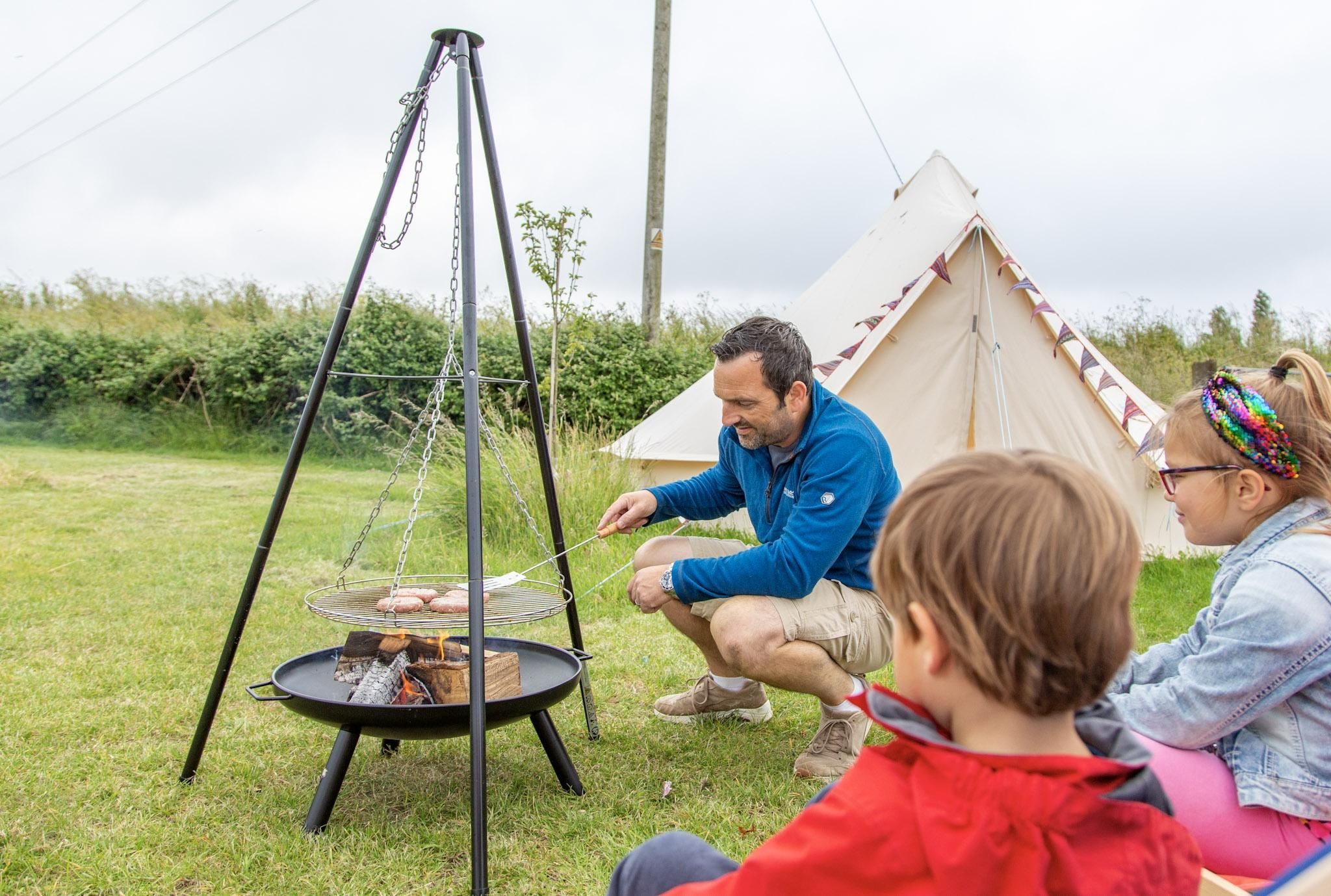 Camping hunstanton: Cooking sausages on a campfire